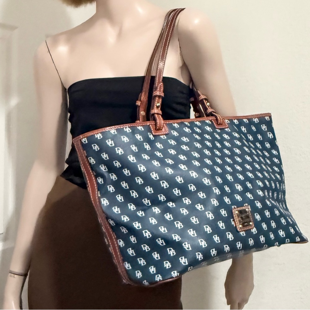 Dooney & Bourke Gretta Leisure Signature Monogram Navy Coated Canvas Large Tote - Picture 4 of 16